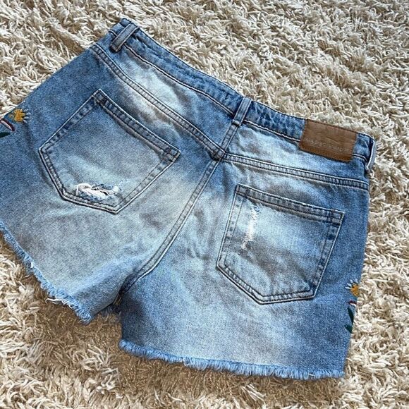 Zara Basic Jean Shorts Womens 6 Distressed Floral Raw Hem High Rise Denim Blue - Picture 5 of 11